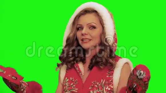 有着卷发的漂亮女人穿着圣诞服装戴着手套手里拿着木桶唱歌忘词联想视频的预览图