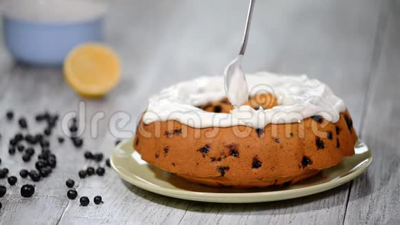 自制邦德蛋糕与糖霜和黑色浆果视频的预览图