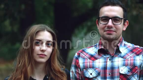 快乐的年轻夫妇潮人在公园里的夏天散步时看着相机和彼此4k视频的预览图