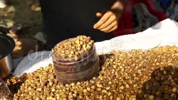 鹰嘴豆放在一个塑料袋里由一个男人在市场上出售视频的预览图
