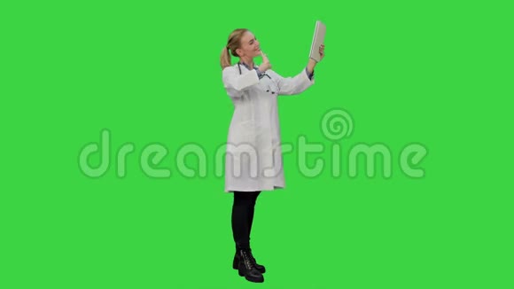 医生问候医生并通过平板电脑在线交谈绿色屏幕Chroma键视频的预览图