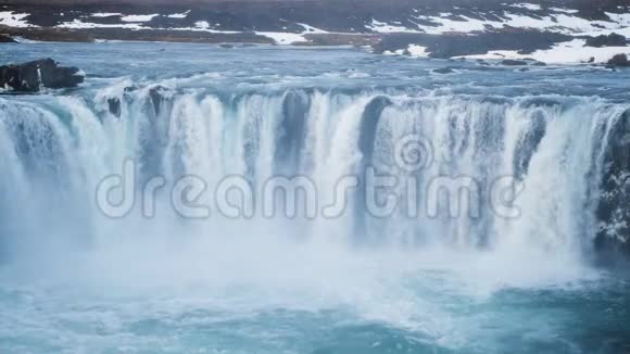 瀑布纯蓝水慢动作冰岛自然景观视频的预览图