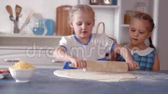 小女孩们擀披萨面团视频的预览图