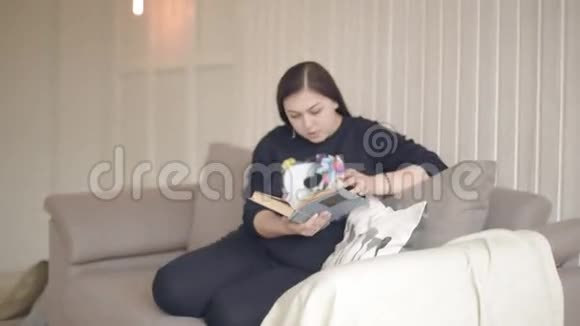 坐在沙发上看书的女孩视频的预览图