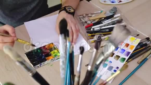 艺术家用水彩画画视频的预览图