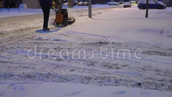夜间暴风雪过后清扫者用吹雪机清除积雪4K视频的预览图