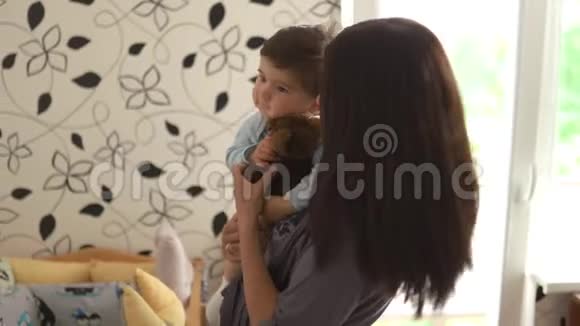 怀孕母亲抱着玩儿的小儿子和他说话亚洲混血男童身穿蓝色身体视频的预览图