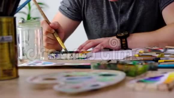 艺术家用水彩画画视频的预览图