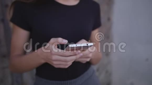 关闭女性手短信在智能手机上发送短信视频的预览图