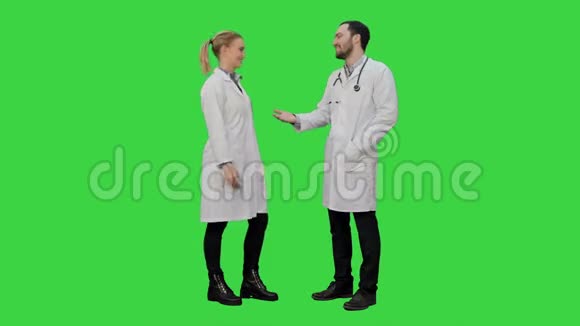年轻的医学生在绿色屏幕上考试后给对方五个Chroma键视频的预览图