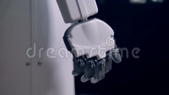 机器人休息手臂黑色手指轻微弯曲视频的预览图