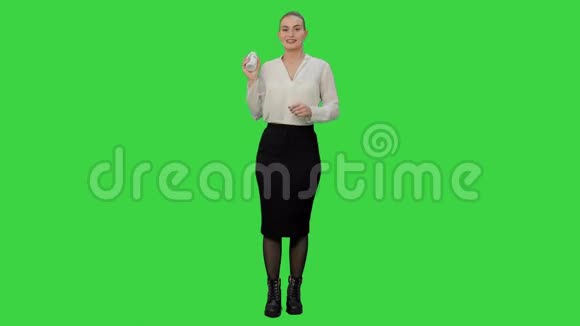 漂亮的女商人在绿色屏幕上为相机描述和广告药丸Chroma键视频的预览图