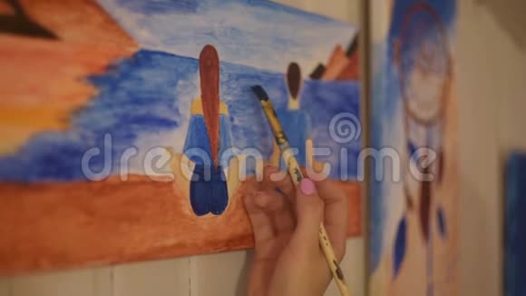 女孩在家庭工作室画一幅画模特女人画她的画艺术女人画画画捕梦者视频的预览图