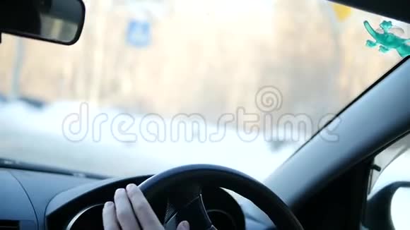 日落时分在高速公路上开车的人转身有日落背景的镜子把手放在方向盘上视频的预览图