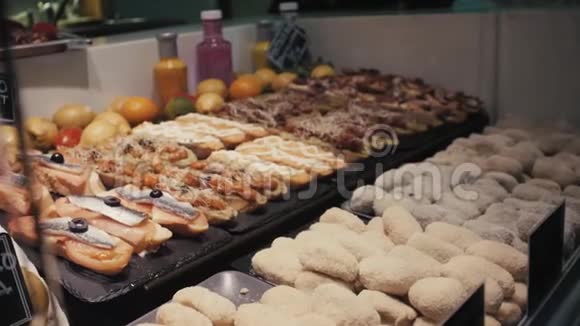 西班牙巴塞罗那博奎利亚市场上的鱼类和海洋美食视频的预览图