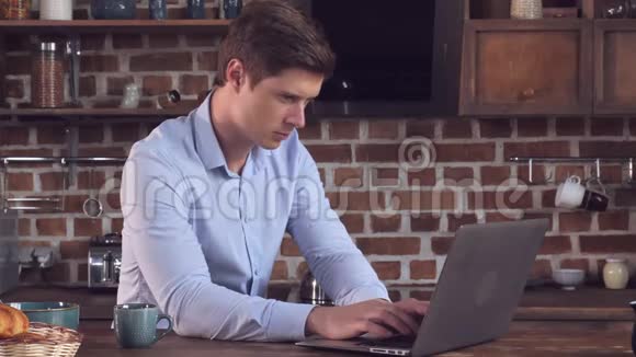 帅哥在平板电脑上检查邮件视频的预览图