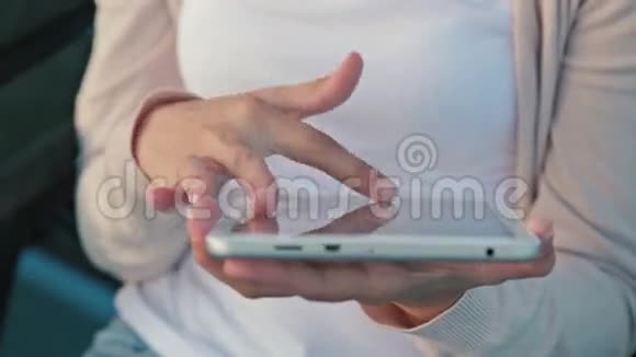 女人手电脑数码平板电脑视频的预览图