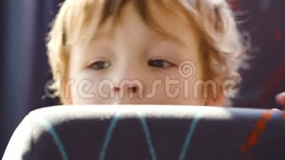 公共汽车座位后面的小男孩视频的预览图