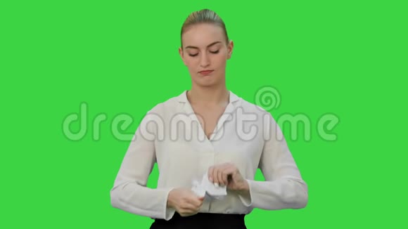 愤怒的年轻女人撕毁纸文件把它扔到绿色屏幕上的相机Chroma键视频的预览图