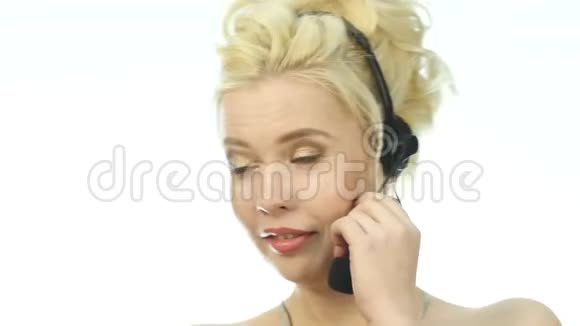 笑的女人在求助热线上交谈耳机电话营销积极的女性呼叫中心代理人在工作4K视频的预览图