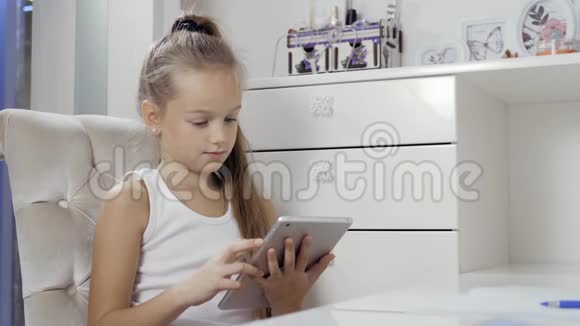 在家庭作业课上女孩的手在平板电脑上打字家里的女学生视频的预览图