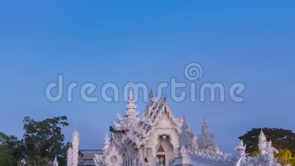 荣美丽的白庙著名的地标性旅游地深受泰国清莱的欢迎清晨时分视频的预览图