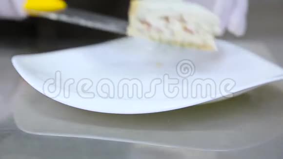 厨师把零食放在盘子里视频的预览图