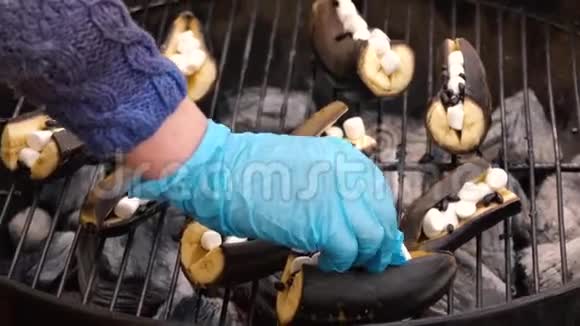 用棉花糖在烤架上煮香蕉准备好烤架夏季菜单视频的预览图