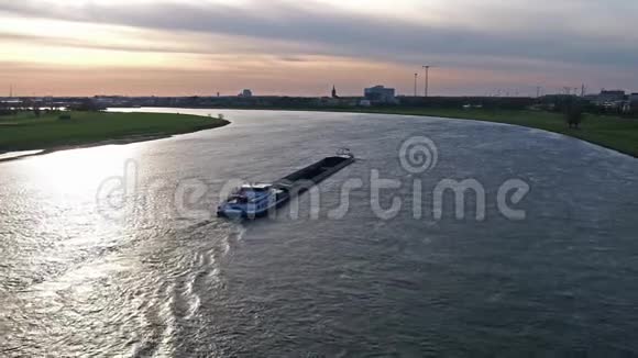 杜塞尔多夫在莱茵河上运送砾石和煤的运输船视频的预览图