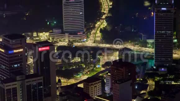 时光流逝的夜晚城市天际线与交通吉隆坡视频的预览图