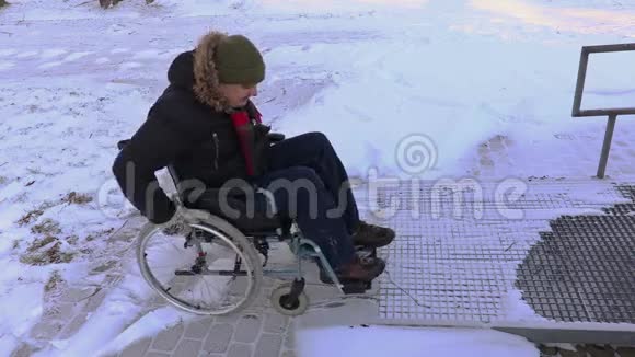 坐轮椅的残疾人试图开车到门口视频的预览图