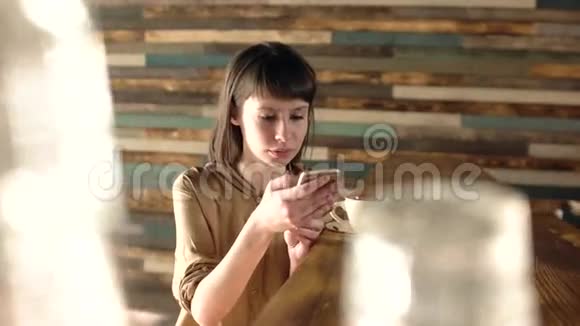 女孩喝咖啡写留言视频的预览图