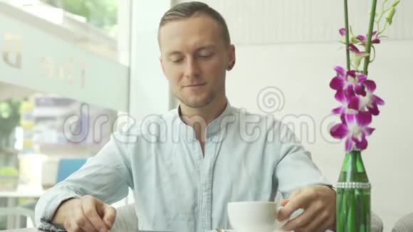 迷人的商人喝咖啡微笑视频的预览图