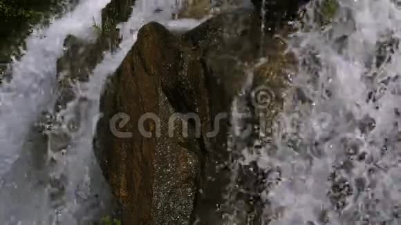从岩石上落下的水流瀑布视频的预览图