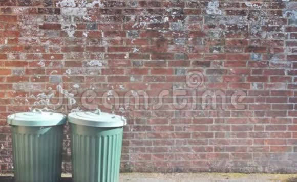 垃圾桶垃圾桶垃圾桶垃圾桶垃圾桶外面贴砖墙背景与复印空间视频的预览图