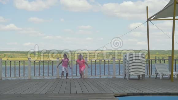 两个小女孩在码头上跑步视频的预览图