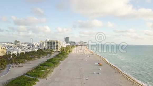 迈阿密南海滩的俯视图无人驾驶飞机视图视频的预览图