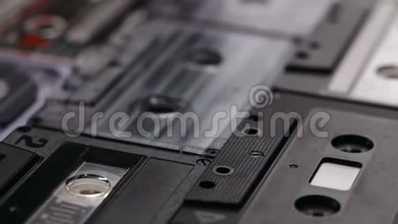 一张桌子上的复古音乐小型盒式磁带摄像机在上面滑动视频的预览图