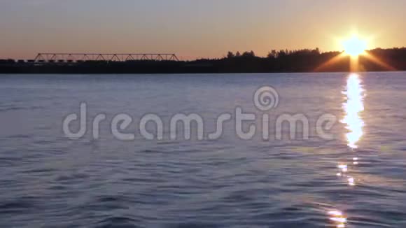 太阳从沉睡的河水中升起视频的预览图