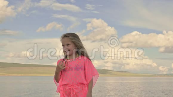 美丽的年轻女子儿童的特写肖像视频的预览图