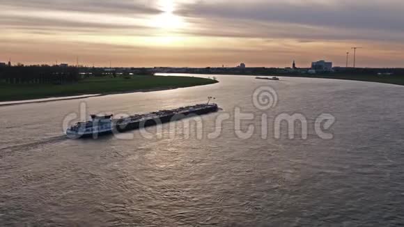 杜塞尔多夫在莱茵河上运送砾石和煤的运输船视频的预览图
