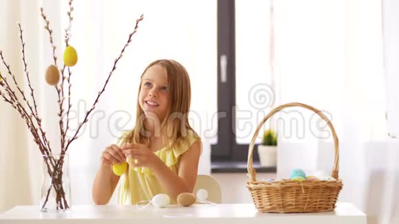 家里用彩蛋装饰柳树的女孩视频的预览图
