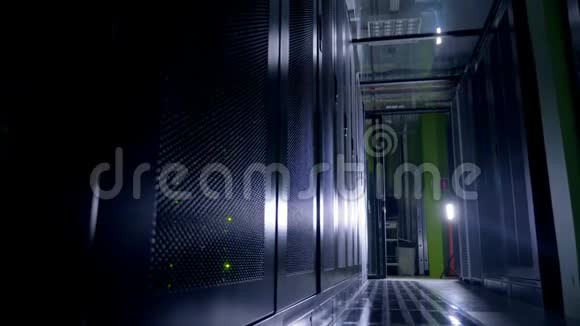 夜间绿色LED在数据存储柜中发光视频的预览图