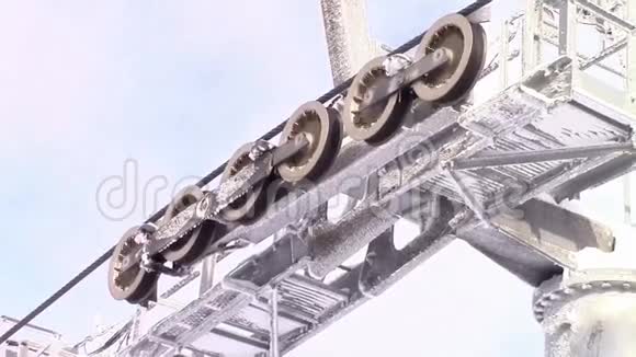 滑雪电梯安装滑轮视频的预览图