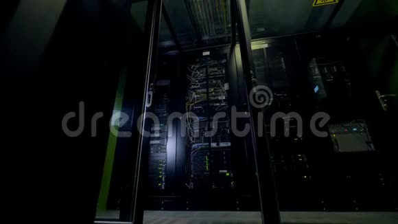 高的数据中心橱柜后面有一扇玻璃门视频的预览图