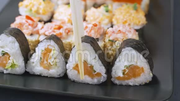 寿司卷在黑色背景上旋转寿司日本料理餐厅日本餐厅菜单4UHD视频视频的预览图