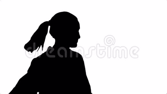 微笑的年轻女子在一个好心情做有趣的舞蹈视频的预览图