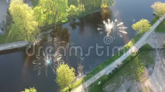 泉水河上两个美丽的工作喷泉鸟瞰视频的预览图