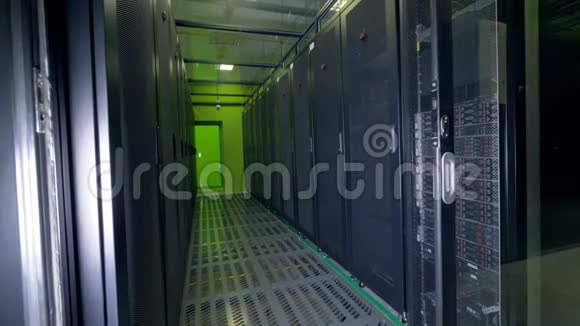 数据存储室末端的绿灯视频的预览图