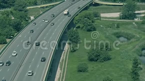 沿公路行驶的汽车的鸟瞰图视频的预览图